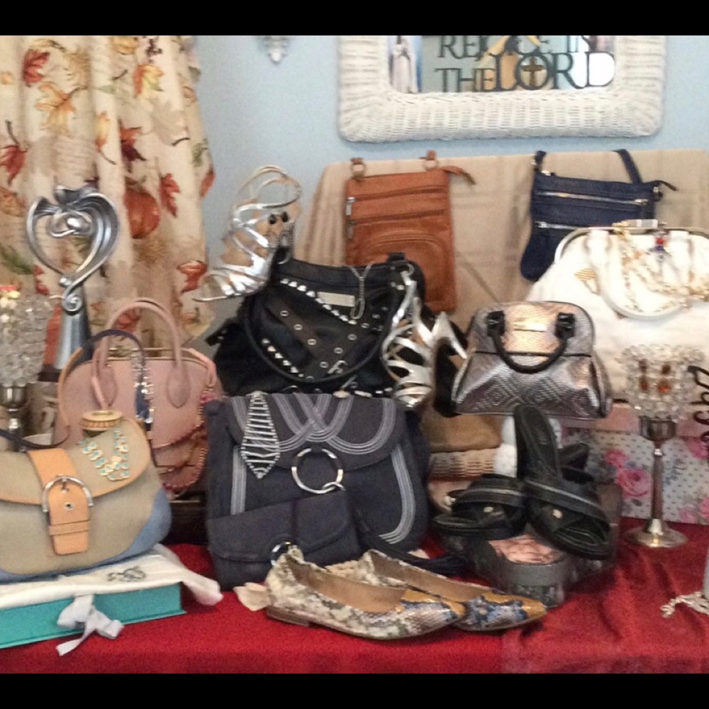 Purses - Picture 2 of 14